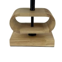 مصباح طاولة خشبي بلمسة هندسية فاخرة