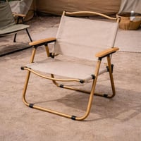 كرسي تخييم قابل للطي بإطار ذهبي ومساند خشبية