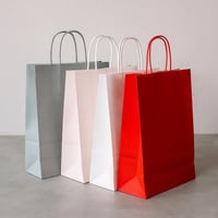 أكياس تسوق ورقية بمقابض ملتوية