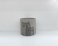 أصيص خزفي بتصميم قطط مرسومة