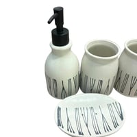 طقم حمام سيراميك بنقشة عصرية – 4 قطع