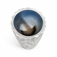 مزهرية ارضية فضية بتصميم متموج عصري