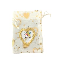 أكياس توزيعات قماش مزينة بإطار قلب ذهبي – 12 حبة