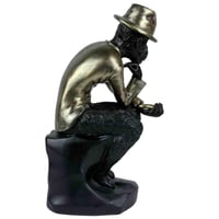 تمثال شمبانزي أكاديمي مُصمم بحرفية عالية.