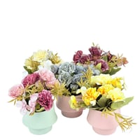 مجموعة زهور صناعية بتصميم واقعي، مرتّبة داخل فازة...