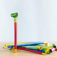 صافرات النفخ الورقية الملونة – 6 حبات