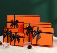 طقم علب هدايا فاخرة برتقالية مزينة بشريط أسود – تص...