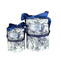 علب أنيقة بتصميم مميز مع غطاء أنيق وجاهزة للتقديم.