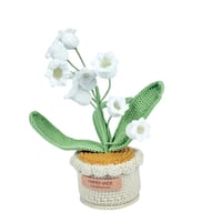 زهرة الزنبق الأبيض اليدوية في أصيص كروشيه