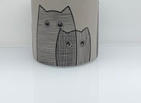 أصيص خزفي بتصميم قطط مرسومة