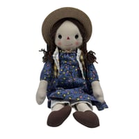 دمية قماشية أنتيك بفستان أزرق وقبعة قش