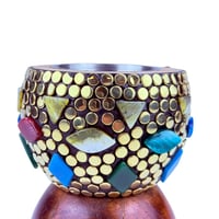 مبخرة تراثية مزخرفة بالأحجار الملونة