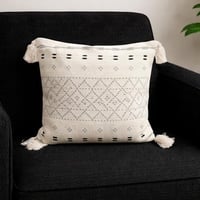 وسادة قماش منسوج بنقشة هندسية مع شرابات