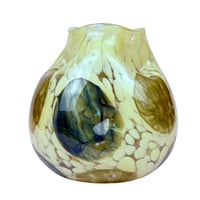 مزهرية زجاجية فنية بنقوش دائرية ملونة