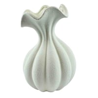 فازة خزفية بتصميم منحوت متموج ولمسة بيضاء مطفية