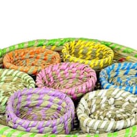 طقم صحون ضيافة من القش الملون