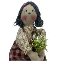 دمية قماشية ديكورية بباقة زهور