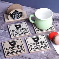 طقم كوستر هدايا "القهوة والأصحاب" – بيج