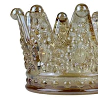 حامل شموع زجاجي بتصميم التاج الملكي – لون كهرماني