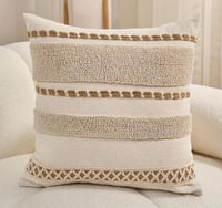 وسادة زخرفية بنمط شرائط بارزة