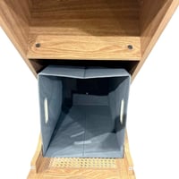 خزانة تخزين خشبية بباب رتان – تصميم عملي لغرفة الم...