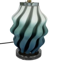 مصباح طاولة سيراميكي بتدرجات الأزرق وتصميم مموج