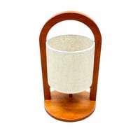 مصباح طاولة خشبي بإضاءة دافئة وتصميم عصري