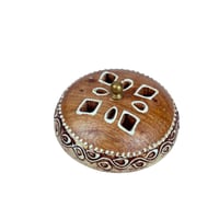 مبخرة هندية خشبية بمقبض طويل ونقوش تقليدية