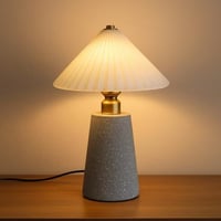 مصباح طاولة بتصميم حجري وغطاء مخروطي
