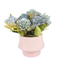 مجموعة زهور صناعية بتصميم واقعي، مرتّبة داخل فازة...