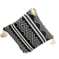 وسادة -خداديات بنقشة هندسية مع شراريب قطنية