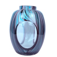 مزهرية زجاجية عصرية بخطوط تركوازية