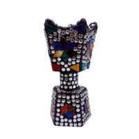 مبخرة تراثية مزخرفة بالأحجار الملونة