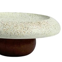 طبق تقديم زخرفي على شكل فطر من الحجر والخشب