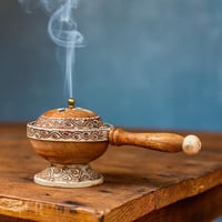 مبخرة هندية خشبية بمقبض طويل ونقوش تقليدية