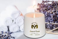 شموع معطرة في أوعية زجاجية