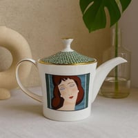 إبريق بورسلان فاخر بنقشة فنية