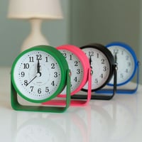 ساعة مكتبية بتصميم عصري