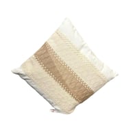 وساده - خداديات قماشية بنقشة منسوجة بلون بيج وابيض