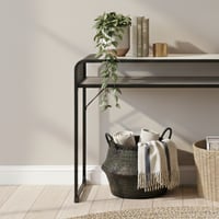 مدخل استقبال عصري سطح زجاجي و رف خشبي