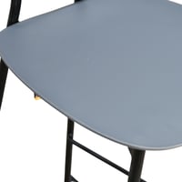 كرسي بار بلاسيتك بأرجل معدنية رمادي