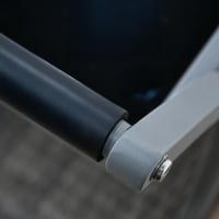 عربة تقديم 2 دور معدن وراتان بسطح زجاجي