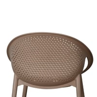 كرسي بلاستيك بظهر مثقّب