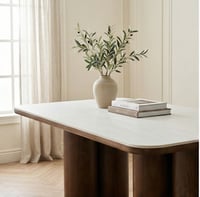 طاولة طعام مودرن سطح سيراميك مع قاعدة خشبية 8 كراس...