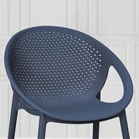 كرسي بلاستيك بظهر مثقّب