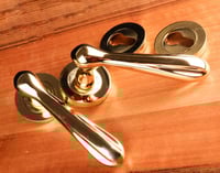 مسكة باب مفصول المنيوم