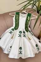 فستان بناتي اليوم الوطني باسم شكل وشاح مميز