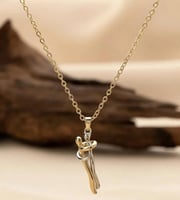 عقد العناق الأبدي ( ليحتضنك دائما بدلاٌ عني )