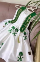 فستان بناتي اليوم الوطني باسم شكل وشاح مميز