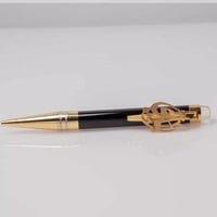 قلم بالاسم ذهبي